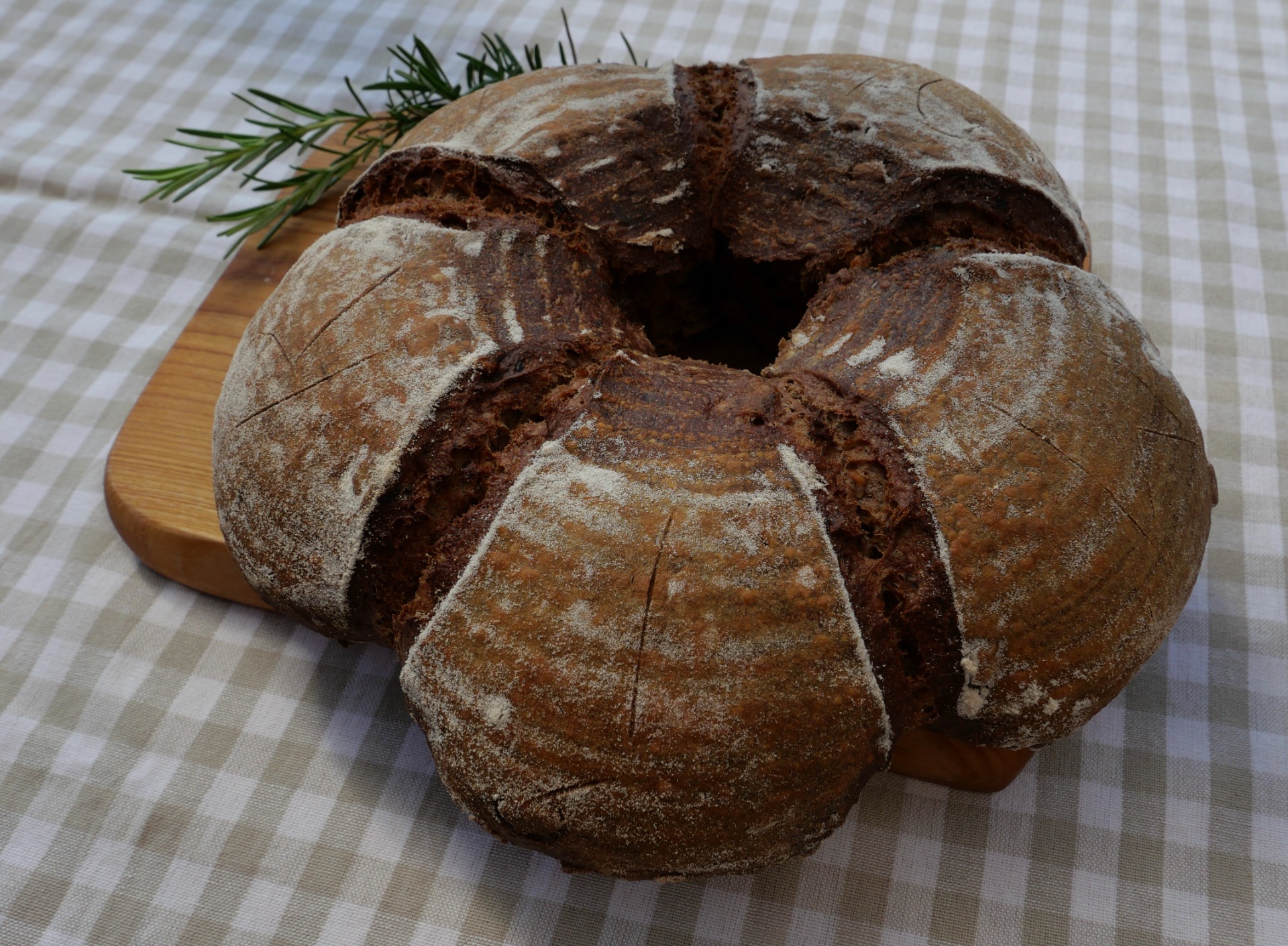 Ořechový chléb se švestkami